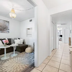 Cozy & Bright. Minutes From Anna Maria Island+++ Apartment